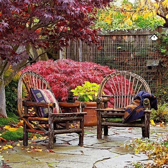деревянные стулья в саду